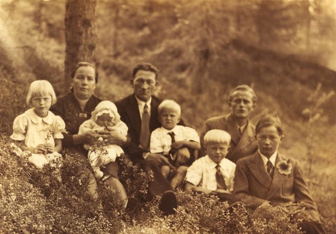 Meidän perhekuntaa kesällä 1946. Vasemmalta Oili, äiti ja minä, isä ja Tapio, Veli ja Timo sekä takana orvoksi jäänyt Huugo-serkku. Emma ja Aulikki eivät olleet kuvauspäivänä kotona.